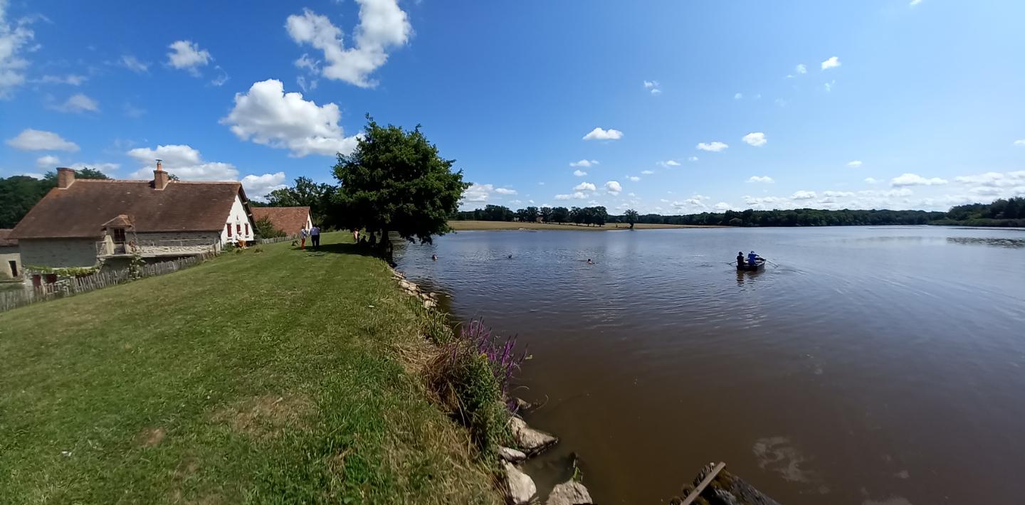 Nous sommes au beau milieu de la foret et en bord d'étang privé.
