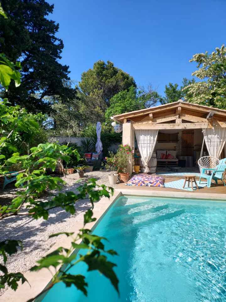 Piscine naturellement chauffée par le soleil