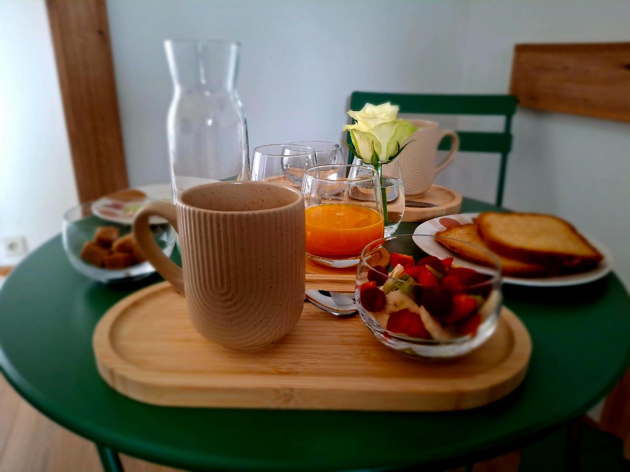 Petit-déjeuner continental avec des produits locaux et maison