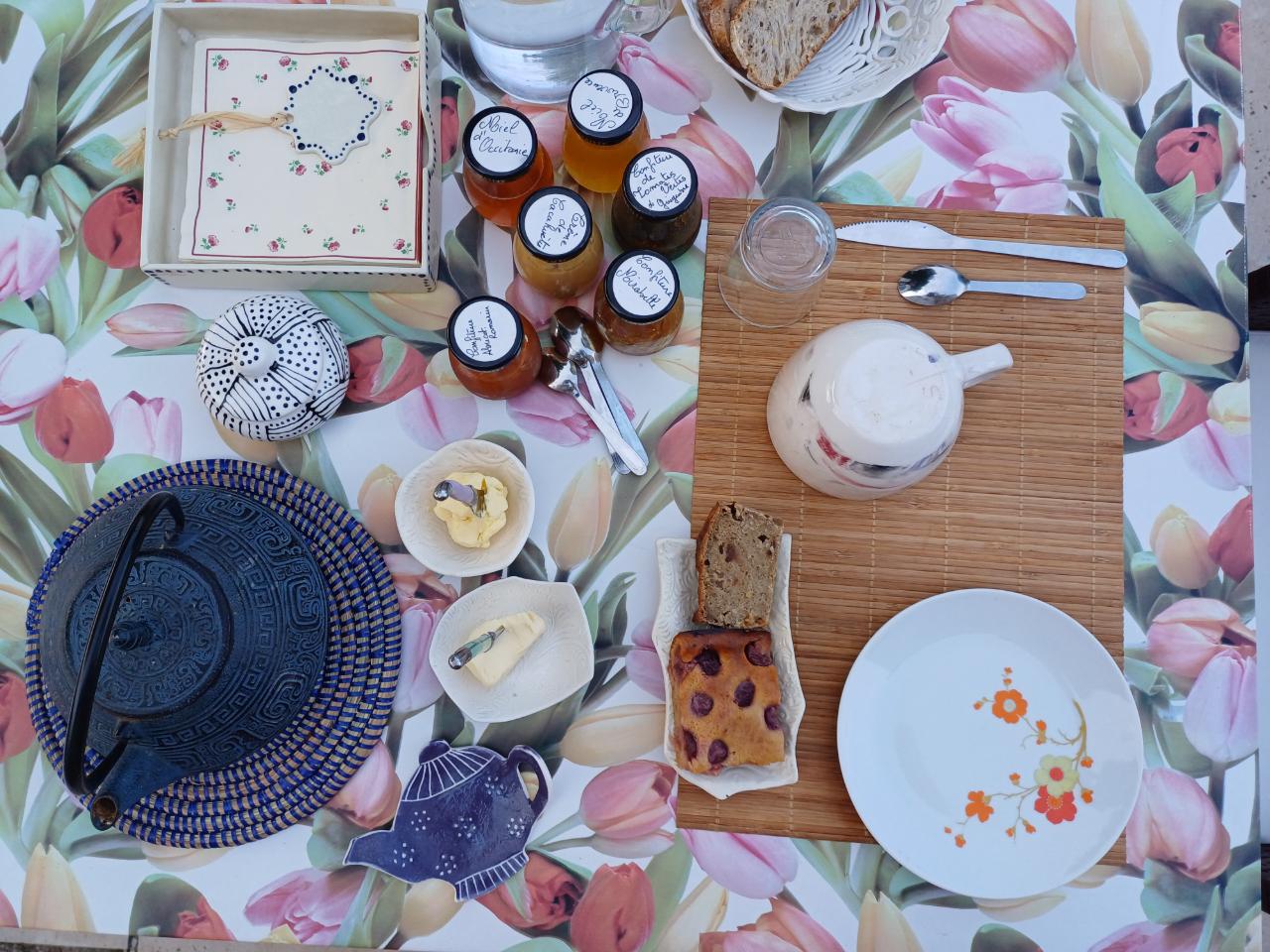 Petit déjeuner maison avec des produits bio de saison et fait maison