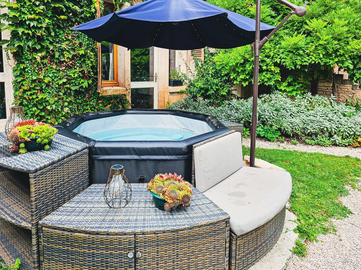 Jacuzzi dans notre Jardin