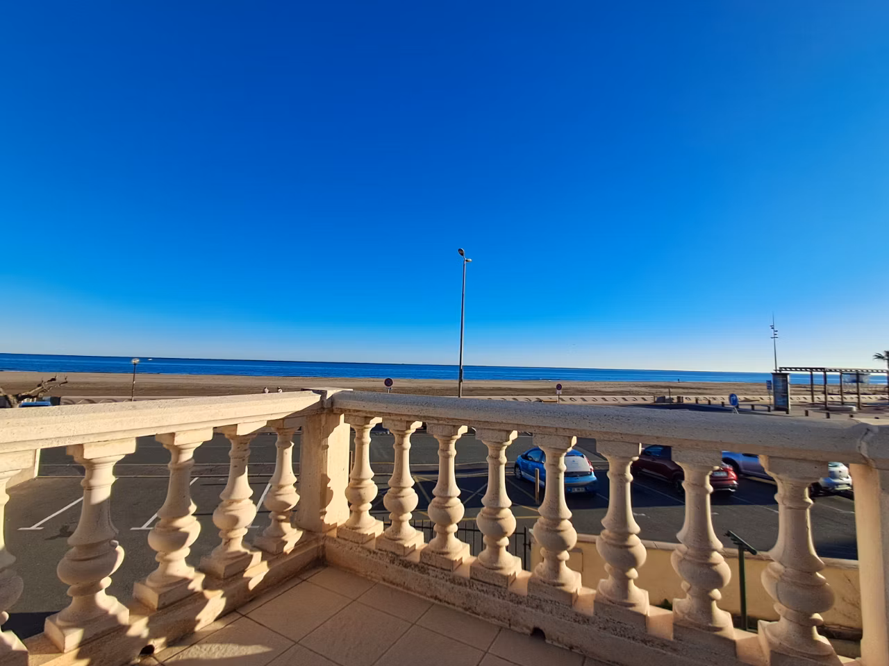 Vue imprenable sur la plage et la mer