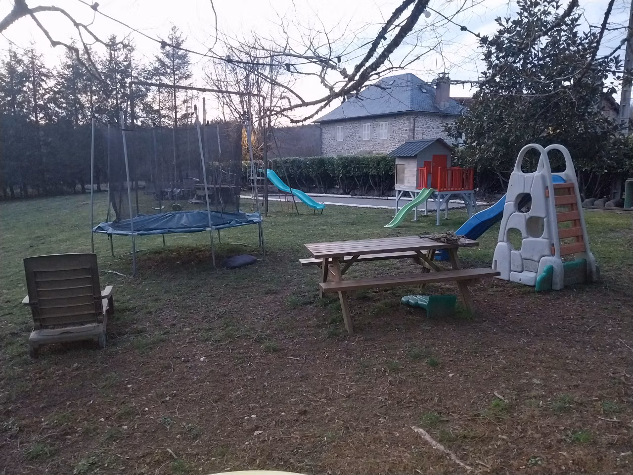 Divers jeux d'extérieurs (balançoires, toboggan, trampoline)