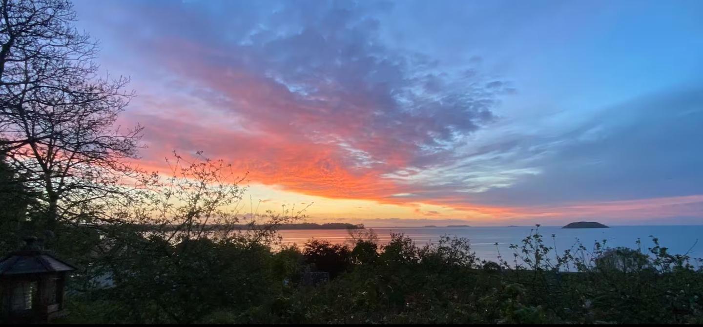 Dominant la baie de Perros-Guirec et l’archipel sauvage des Sept-Îles, La Carrée vous accueille dans un écrin de verdure, à seulement quelques pas de la mer (accès par sentier).Prolongez vos instants de détente sur la terrasse privative, idéalement e