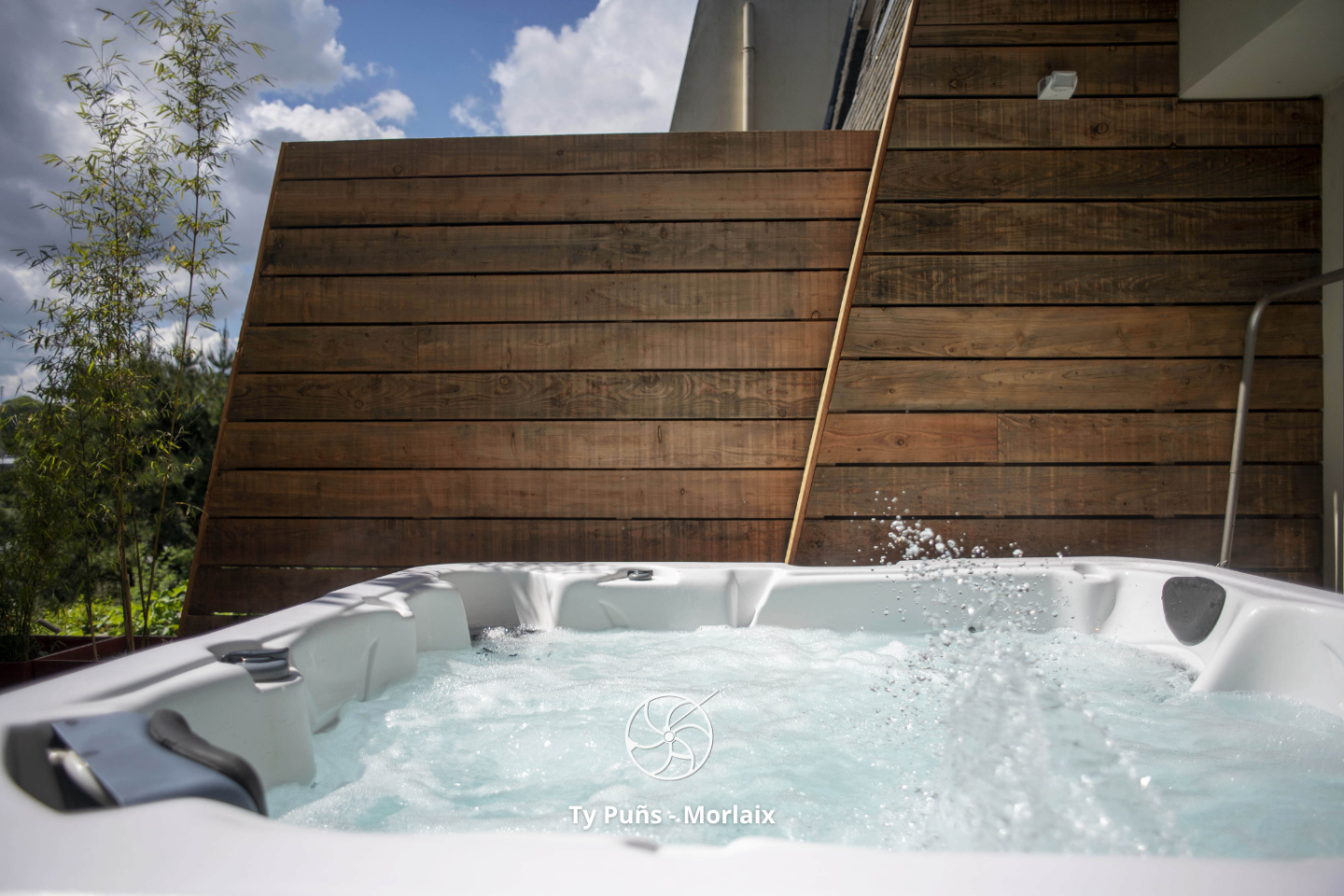 Jaccuzzi extérieur avec vue sur la vallée