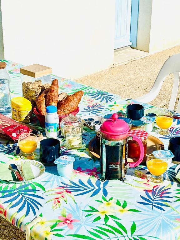 Petit-déjeuner servi sur la terrasse