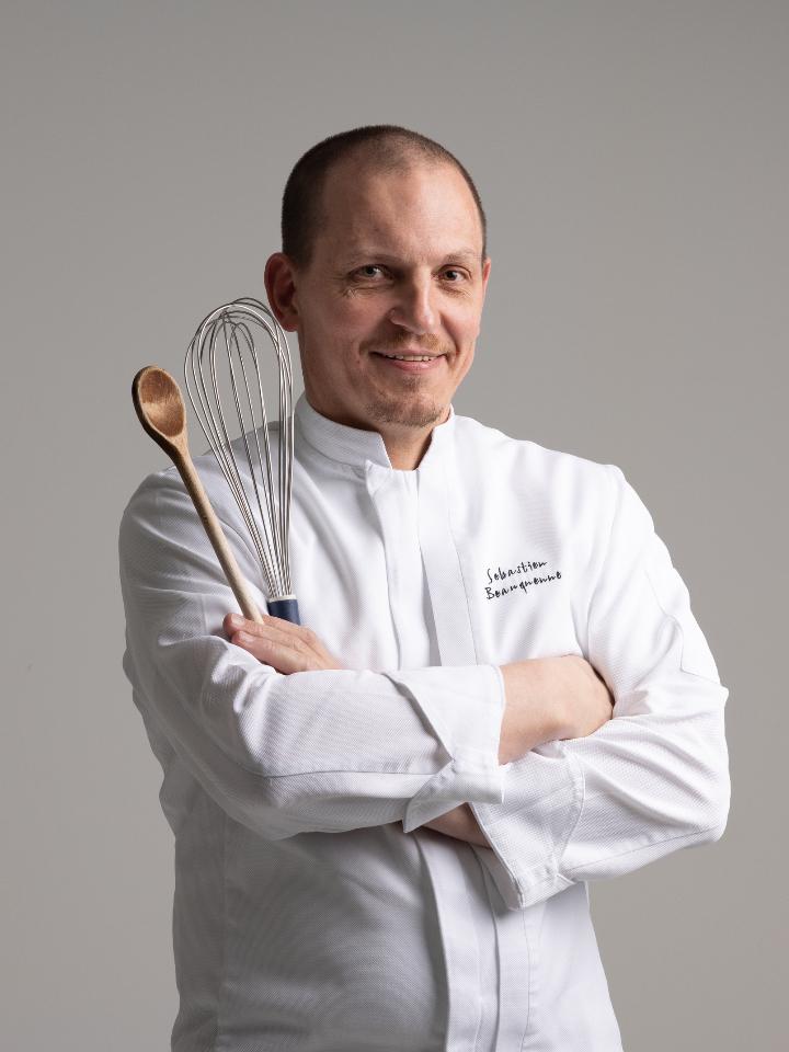 table d'hôtes avec un chef