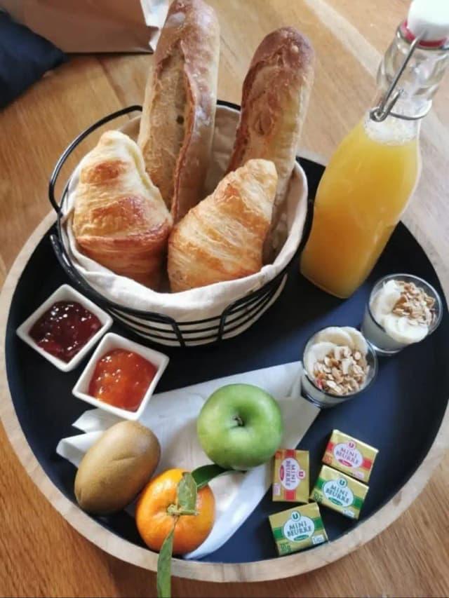 Commencez votre journée en beauté avec notre petit-déjeuner complet, servi directement sur le buffet en face de votre logement (non disponible au mois d'août).