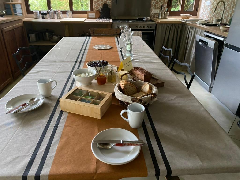 Petits déjeuners gourmands avec des produits frais, de saison, maison ou en circuit court.