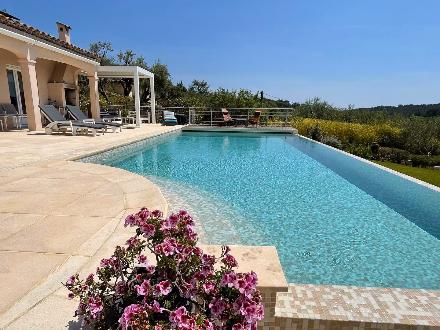 Piscine à débordement