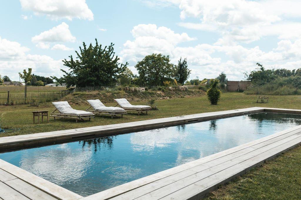 Le Gîte est à côté d'un très grand espace piscine arboré, calme et avec vue sur la campagne.