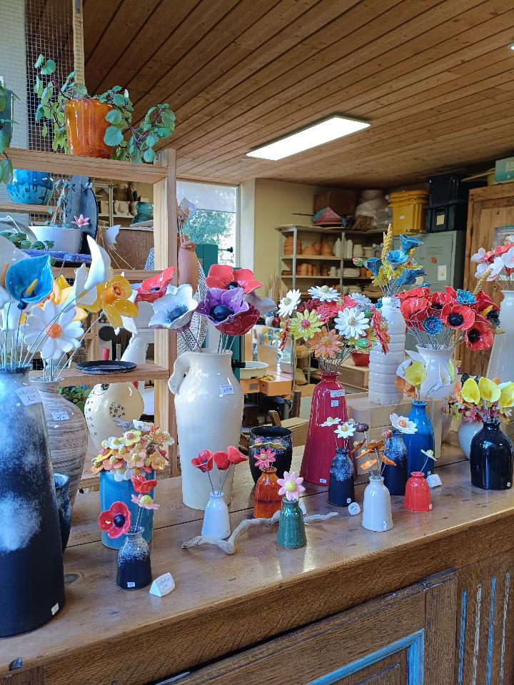 Au coeur de mon atelier de céramique, poterie dans une ambiance fleuri et pleine de couleurs