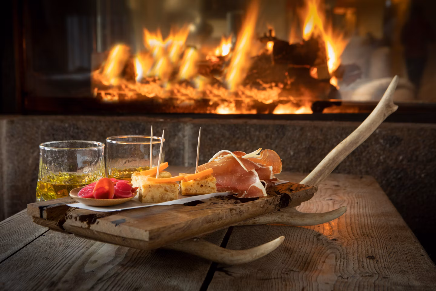 Restaurant « Chez Marie » ouvert les dimanches, lundis et mardis. Les vendredis soir "Soirée Planches" possibles au salon/bar au coin du feu ou bien sur la terrasse au bord de l'eau selon la saison.
