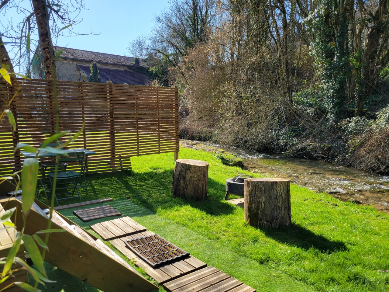 Au bord d'un ruisseau, le Vau.