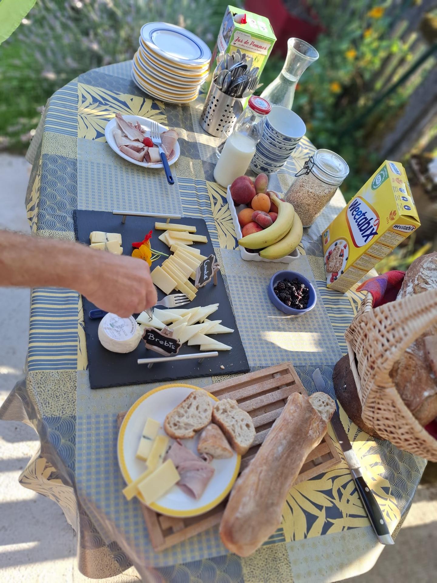 Petit déjeuner buffet sucré-salé  10€ à payer sur place