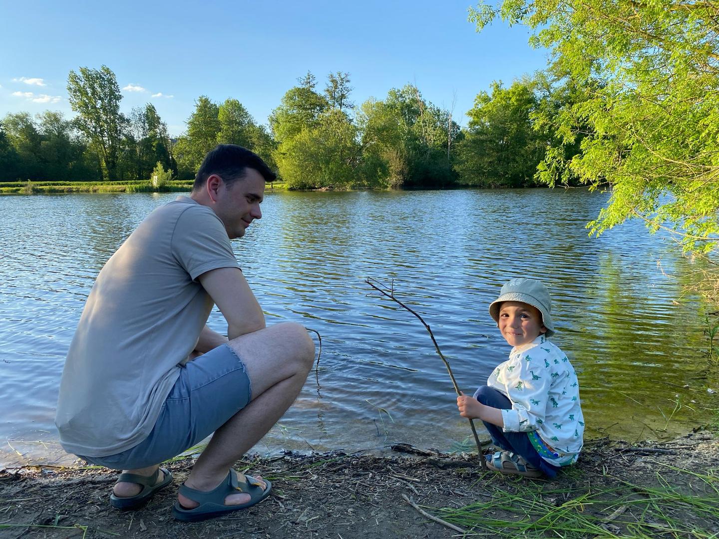 Le Thouet et l'etang de la Ballastiere sont à moins d'1 km a pied: ballade, pêche et patrimoine