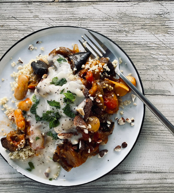 Cuisine du monde, de saison, puisée dans le potager et les trésors des alentours.