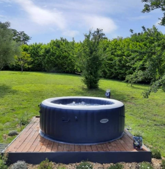 Votre jacuzzi privatif entouré de nature