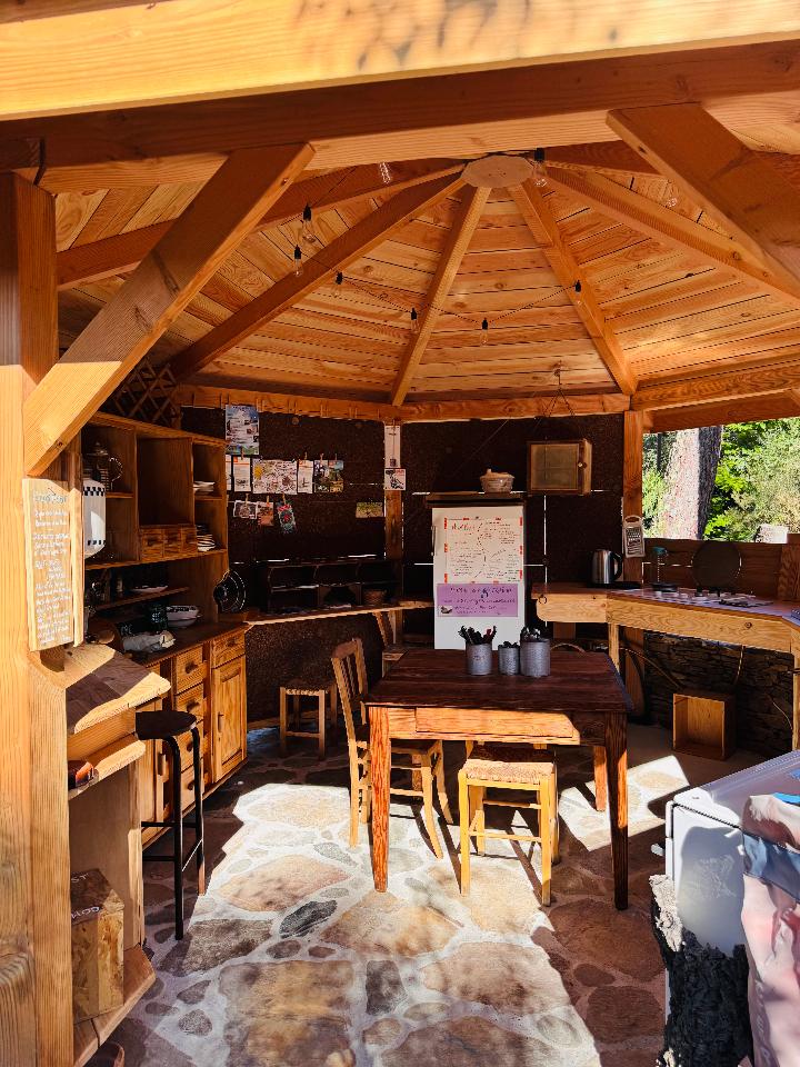 Le concept de cuisine partagée : Enfin le plaisir d'une vraie cuisine pour préparer de bons petits plats en vacances ! Séjournez en tente ou en cabane en profitant d'une cuisine équipée ! Essayez-vous aux pratiques écologiques, compost...