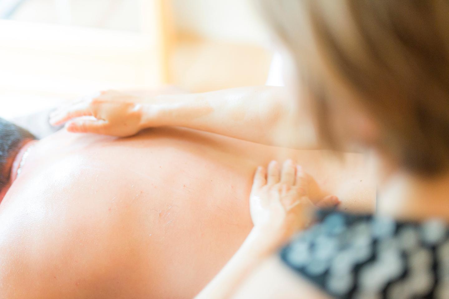 Laissez-vous tenter par une séance de massage ayurvédique, ou de réflexologie plantaire, en solo ou en duo.