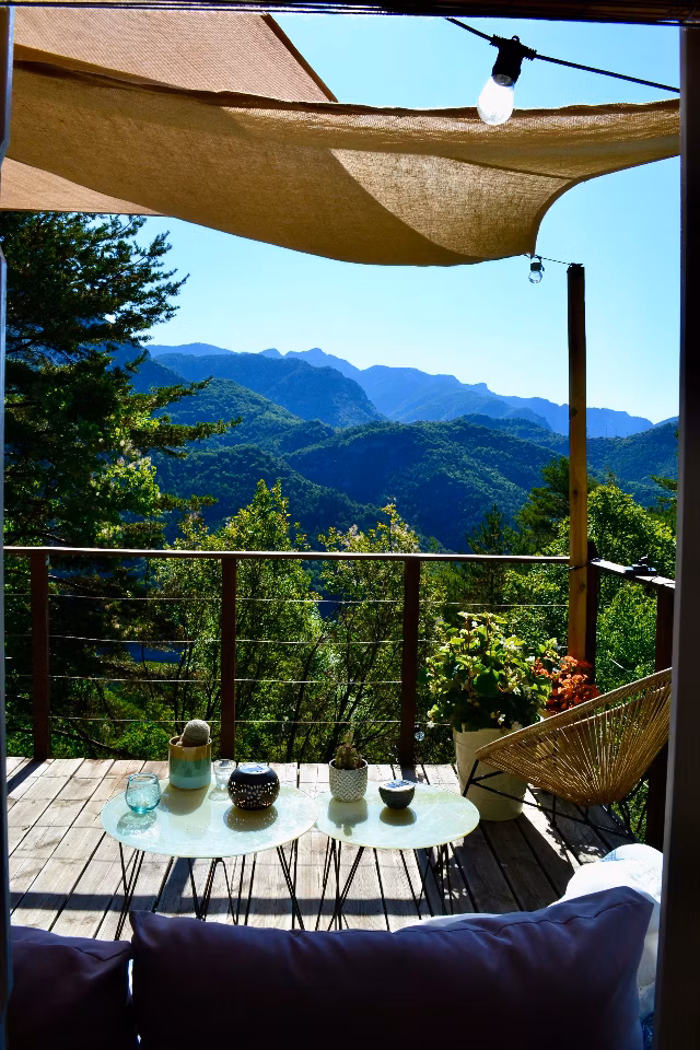 Cabane du Val nichée en pleine nature avec vue panoramique.