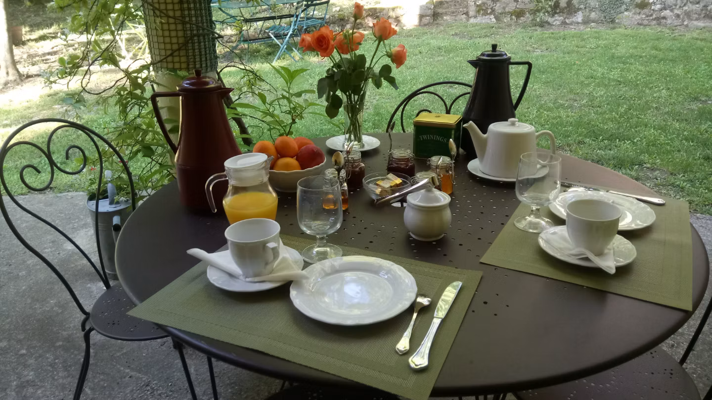 Petits déjeuners dans le parc à l’ombre de ses arbres centenaires (en été)