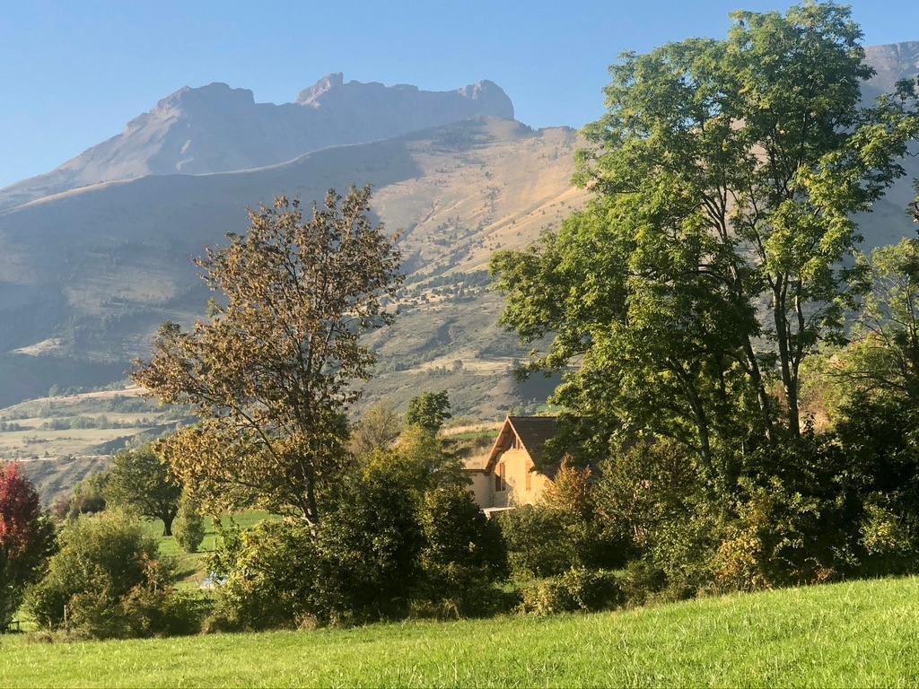 Pleine nature face aux montagnes