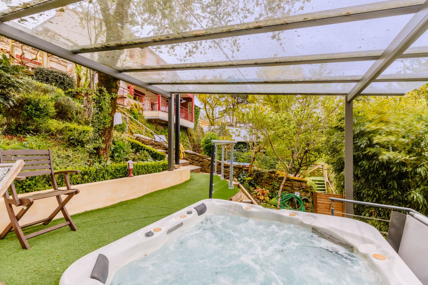 Détendez-vous dans le SPA sous le chêne