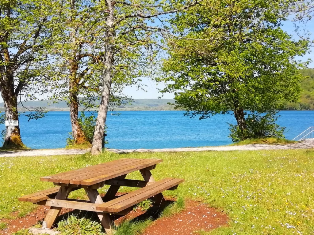 À seulement 300 mètres du Lac de Chalain