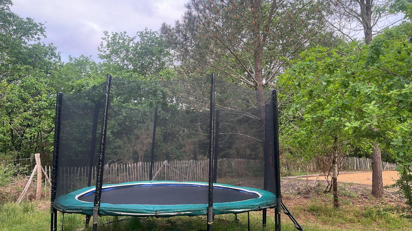 Trampoline, pétanque, ping, pong, plages de riviere