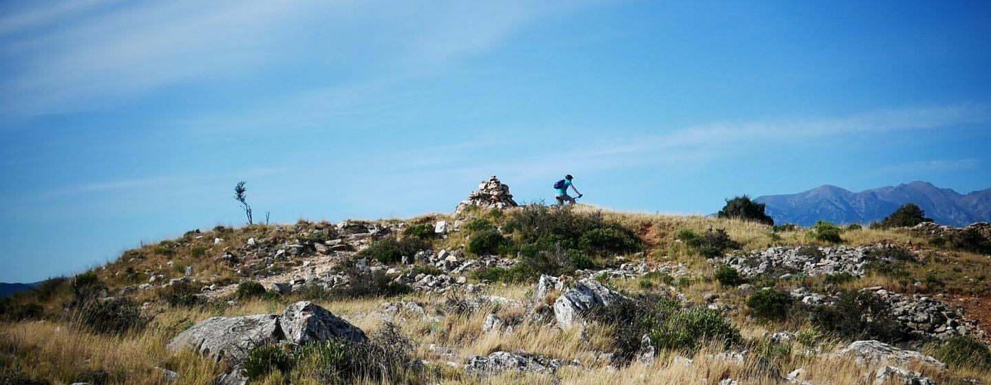 Randonnées à pieds ou en vélo depuis le Mas dans le Causse pour rejoindre notamment le village médiéval de Castelnou (un des plus beaux villages de France). Il faut compter 1h30 aller en marchant. Avoir de bonnes chaussures de marche