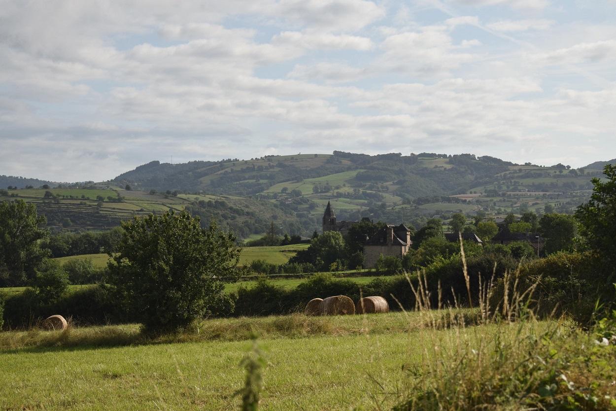 Entouré de verdure, au milieu des champs