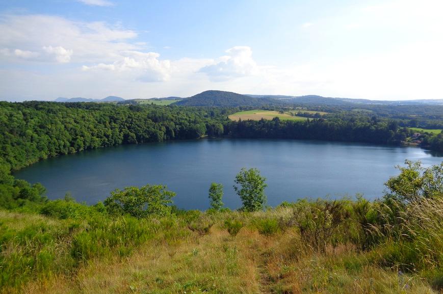 Le Gour de Tazenat, cratère d'un ancien Maar basaltique (cratère d'explosion) rempli d’eau est un lieu prisé pour la baignade (location de canoë) et les randonnées !