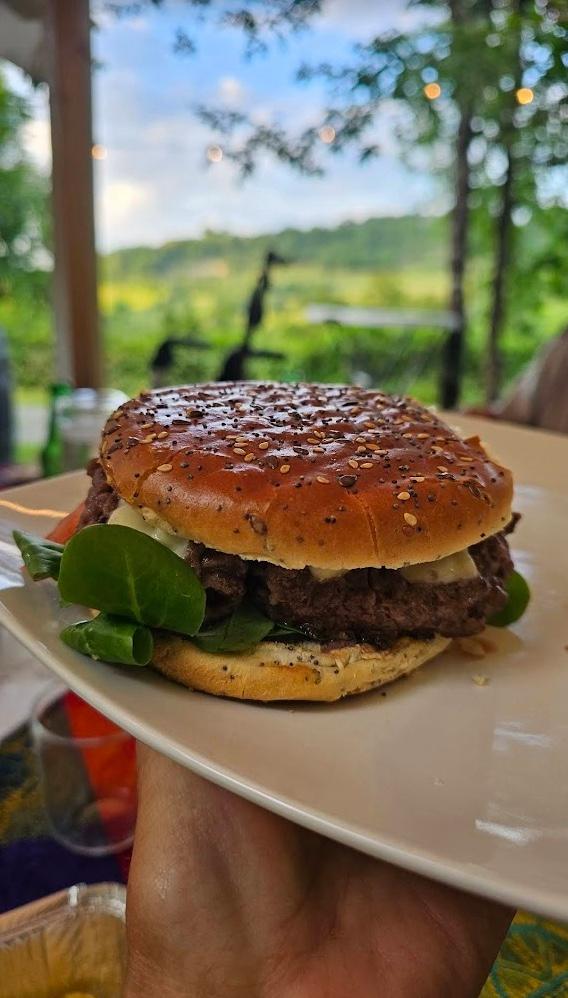 Profitez de notre coin bar et snack à l'air libre (sous pergola) pour profiter de nos paninis, burgers, frites, planchas/tapas, coupes glacées, ainsi comme des petits déjeuners. Toujours avec des options végétariennes.