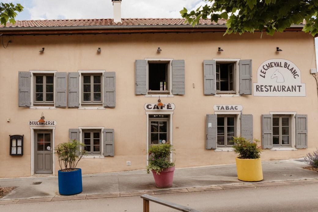 Diner au bar-restaurant du village "Le Cheval Blanc"