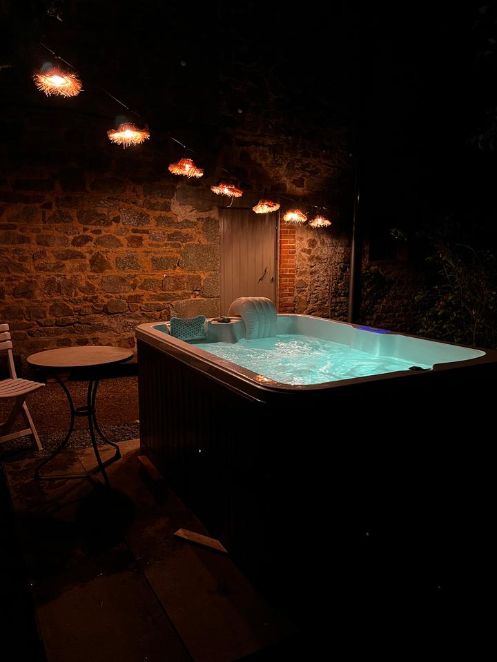 Jacuzzi dans le jardin avec vue sur la nature