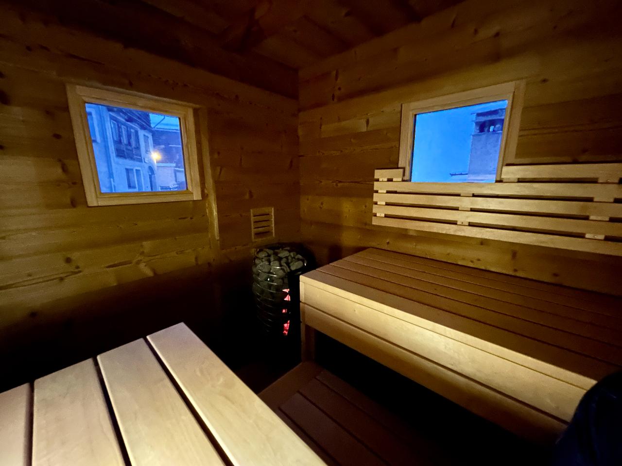 Sauna avec vue sur les montagnes