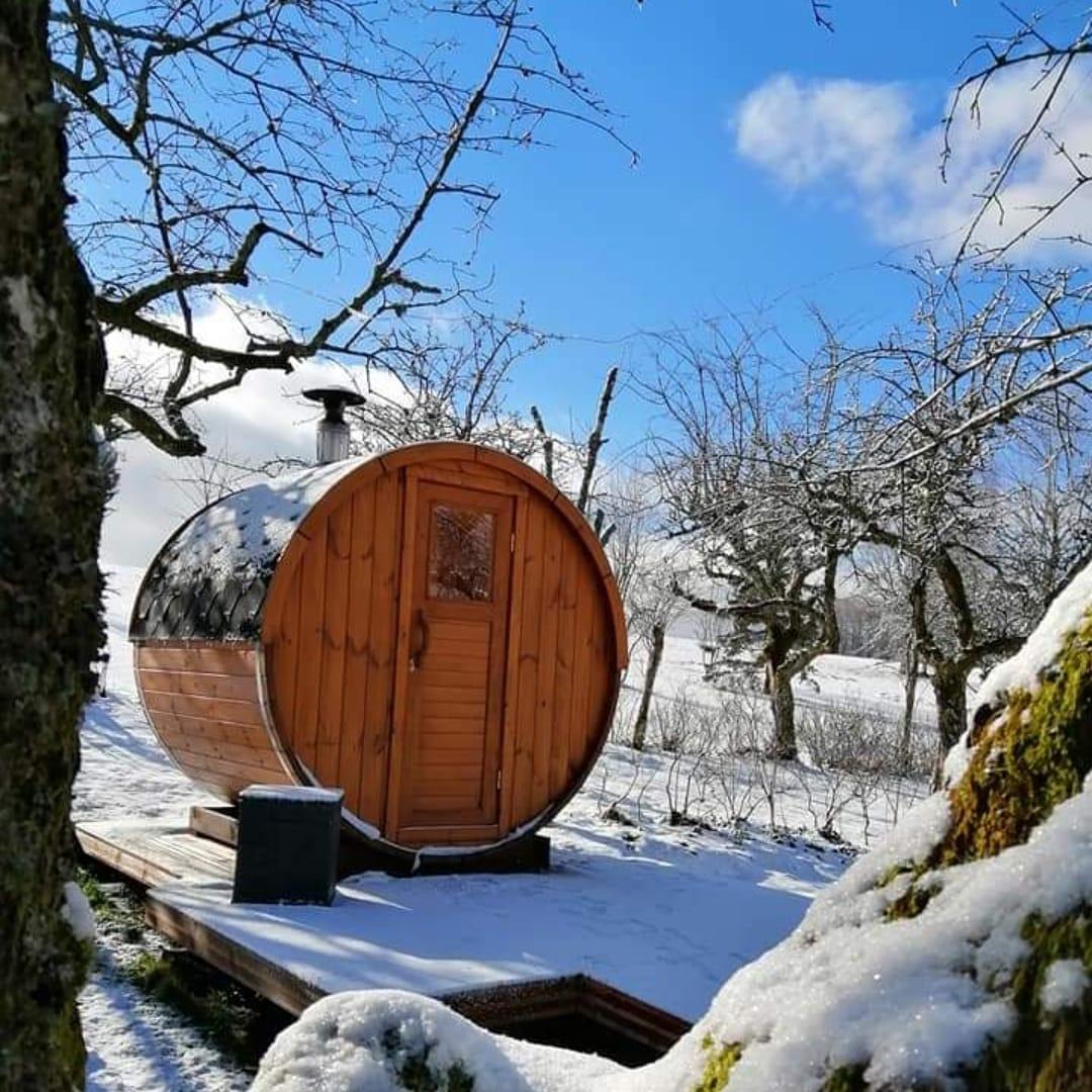 Votre camp de base idéal au cœur des cimes vosgiennes.  Entre Gérardmer et La Bresse, vivez l'aventure à deux pas des sommets : randonnée, ski, baignade, ou simple contemplation au milieu des tourbières protégées. Le bonheur grandeur nature !