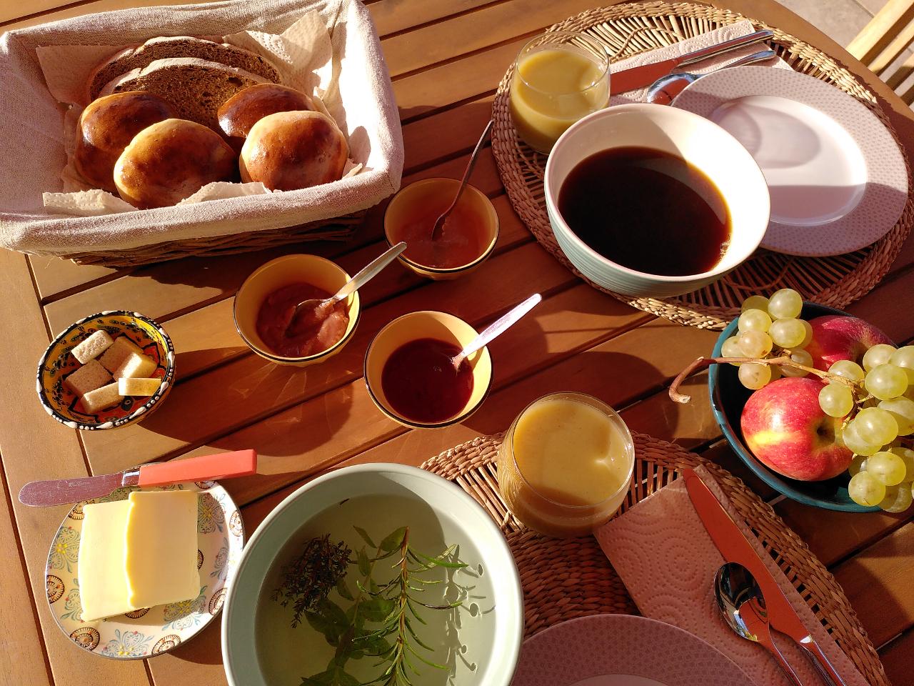 Petit déjeuner maison avec des produits biologiques et locaux