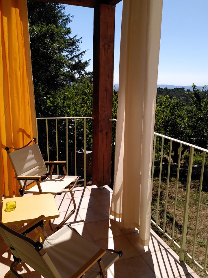 De la piscine ou du balcon du gîte, vous pourrez contempler les montagnes au loin
