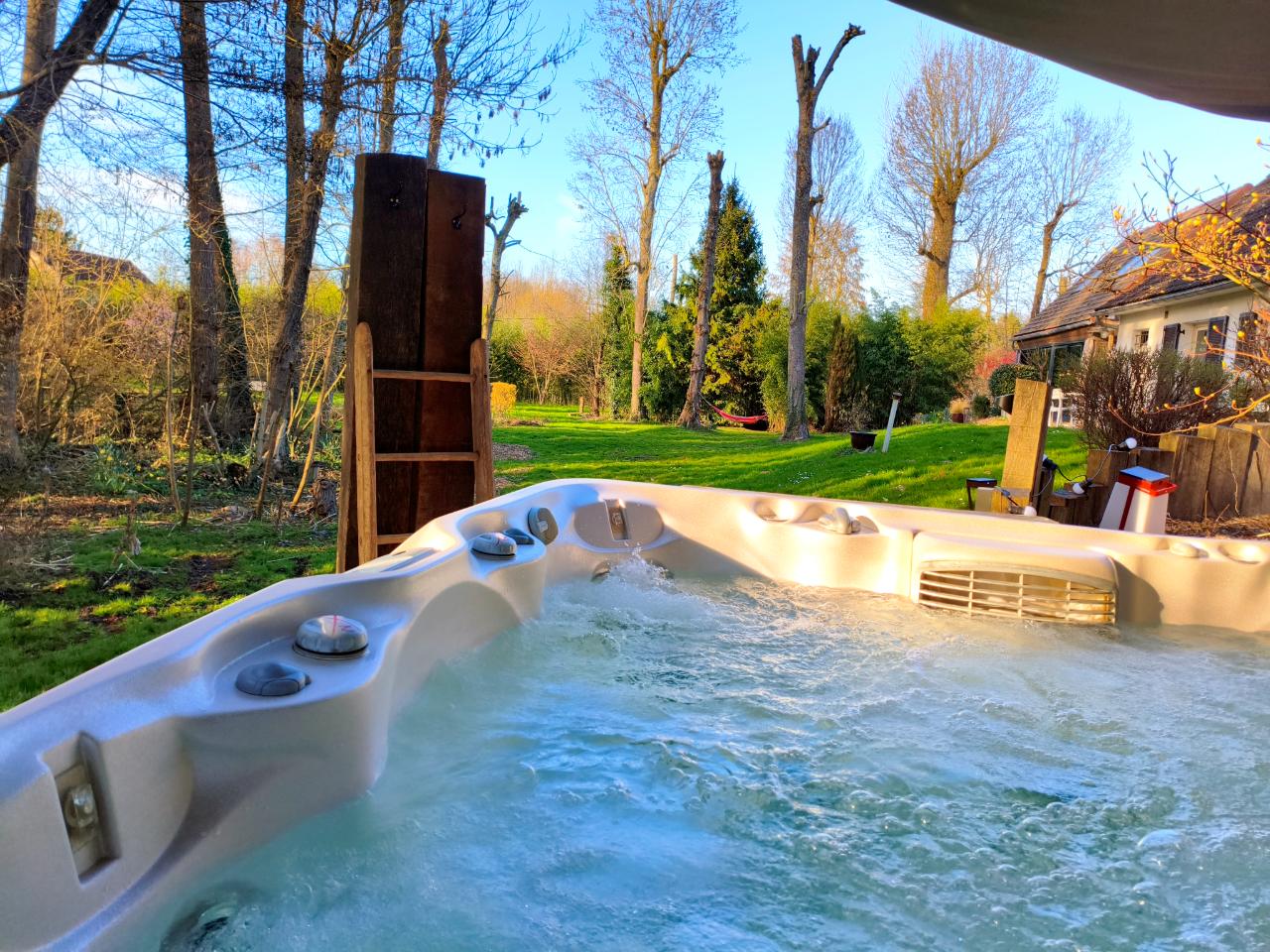 Jacuzzi face à la nature.