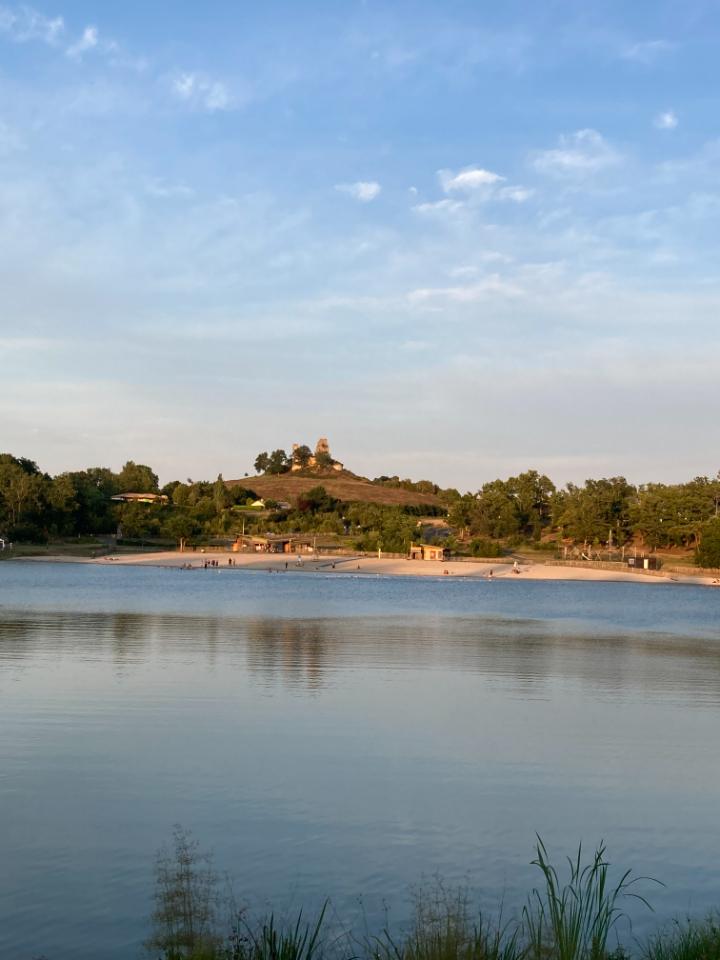 Base de loisirs du lac de Gurson au pied des ruines de la Tour de Gurson