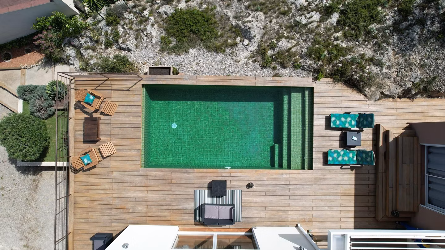 Terrasse spacieuse avec piscine