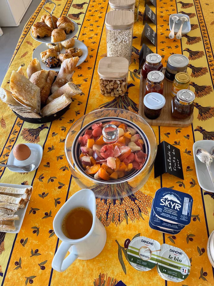 Petit-déjeuner gourmand en terrasse