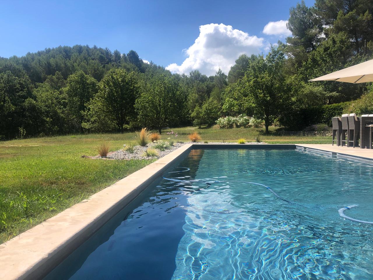 En toute tranquillité sur le bord de la piscine