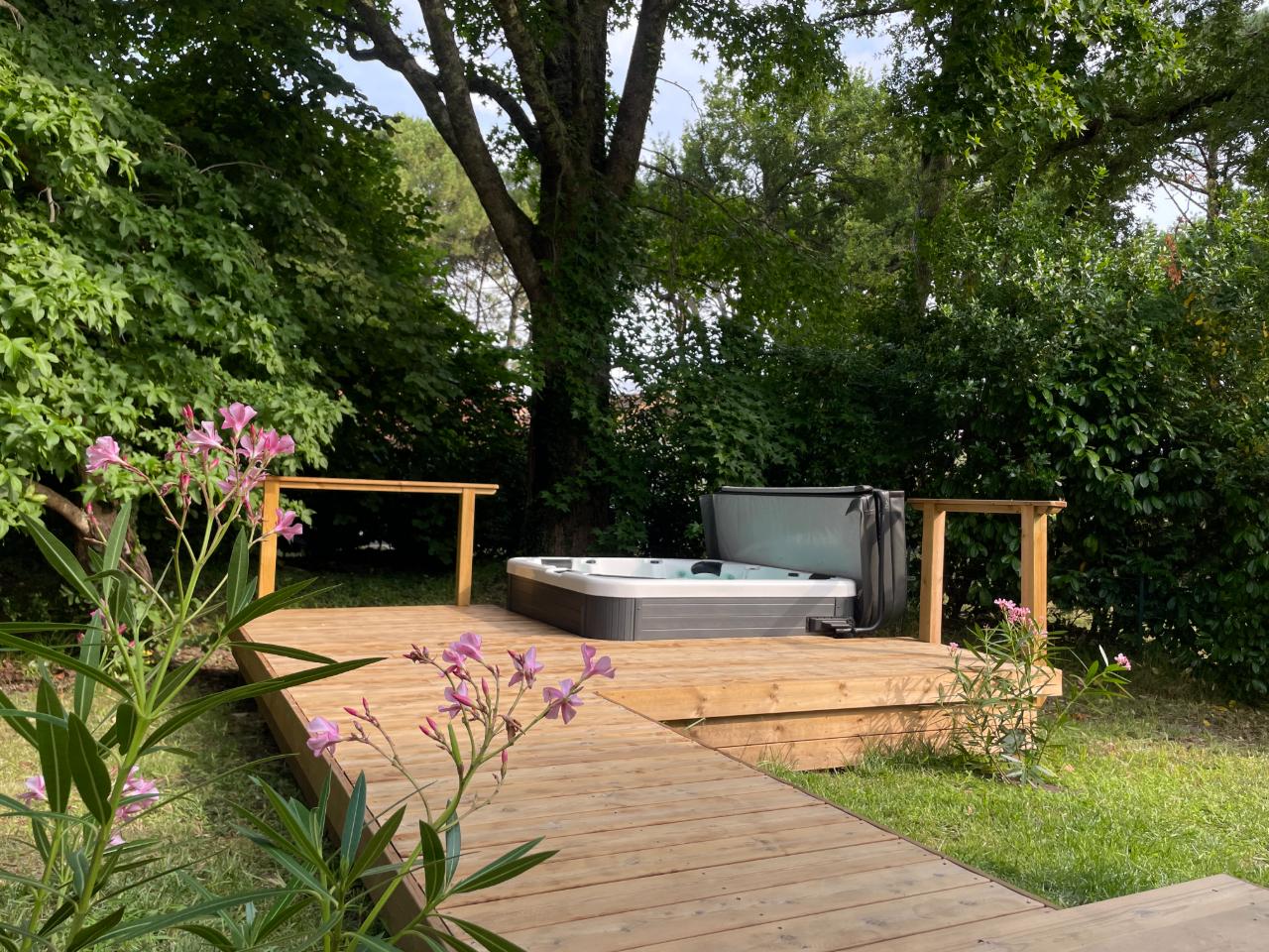 Jacuzzi sous un arbre