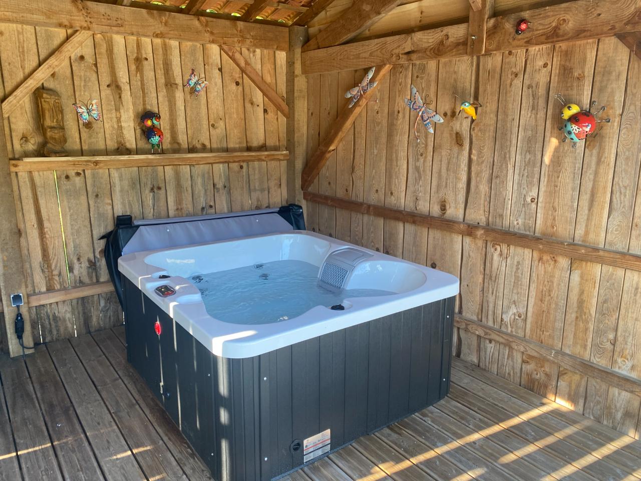 Jacuzzi 4 personnes sous abri prés de la piscine