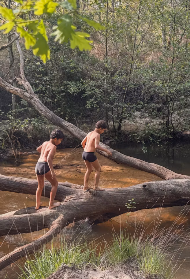 Accès à la rivière avec ses plages de sables.