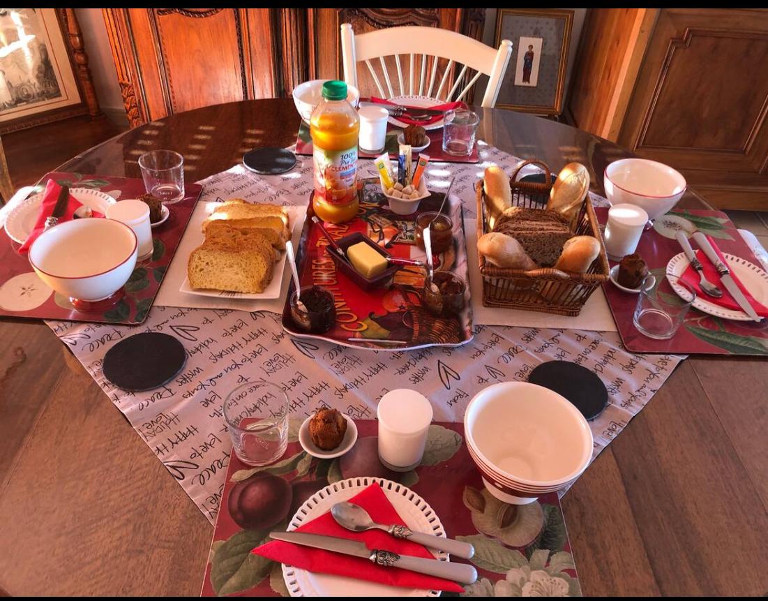 le petit déjeuner traditionnel servi se compose de produits régionaux et transformés par mes soins.