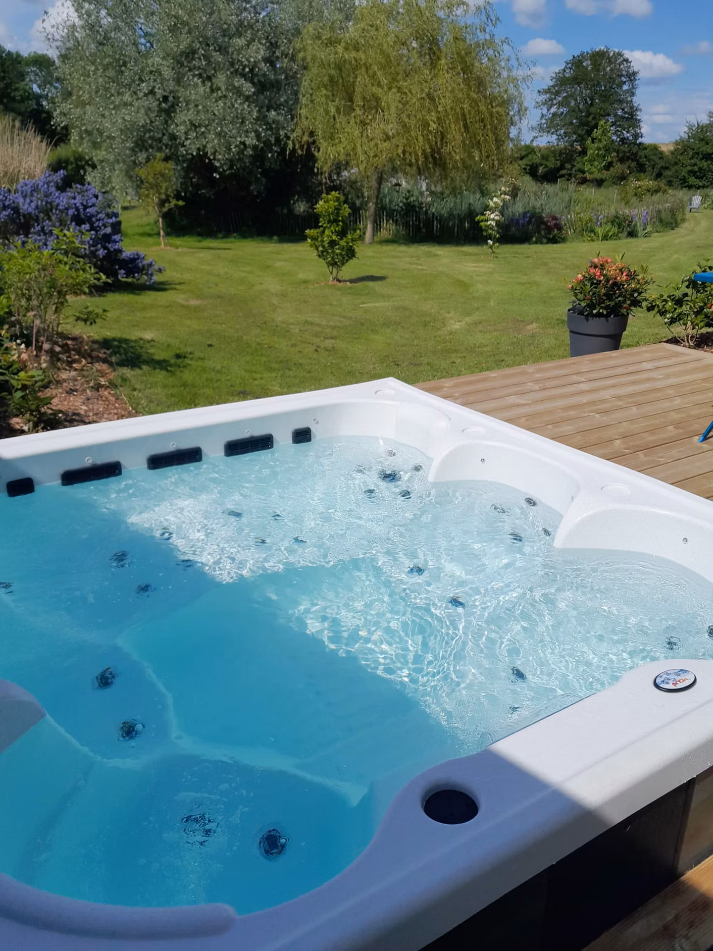 Jacuzzi privatif sur la terrasse du gîte, côté jardin.